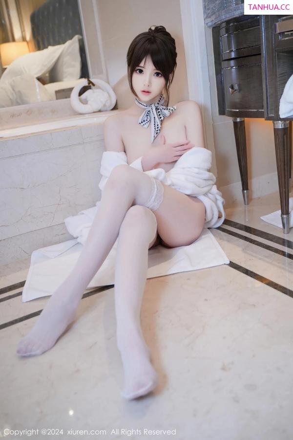   [XiuRen]高清写真图 2024.03.01 No.8162 梦灵儿Mini 丝袜美腿第10张图片